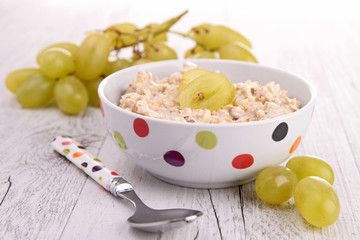 oatmeal with grapes