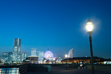 レトロな街灯と横浜の夜景