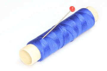 blaues Garn mit einer Nadel