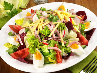 Salat mit Schinken und Käse