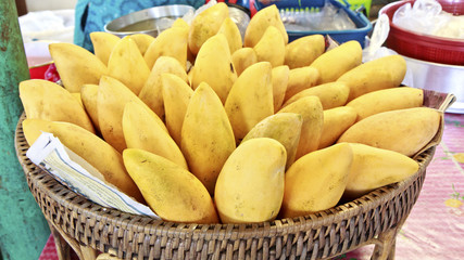 mangoes in tray