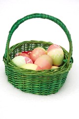 Osterkörbchen im Schnee