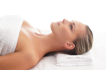 Obraz na płótnie Canvas Młodych blond kobieta relaks na spa procedury w ręcznik