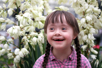 Portrait of beautiful young girl smiling in the park