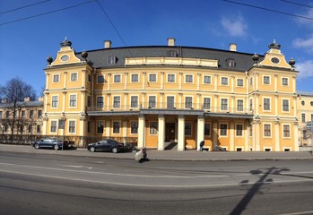 Fototapeta na wymiar The facade of an old building in St. Petersburg 