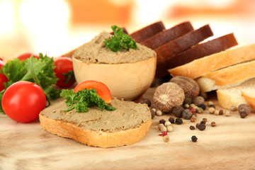Composition of fresh pate, tomatoes and bread,