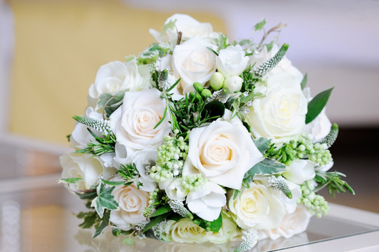 Brides white roses