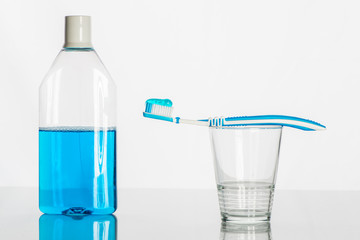 Mundspülung und Zahnbürste