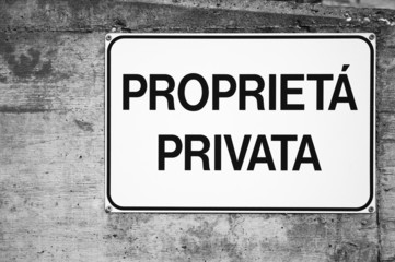 Common private property sign in Italian language