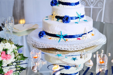Obraz na płótnie Canvas wedding cake with bouquet and stemware