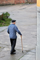 Señor mayor andando
