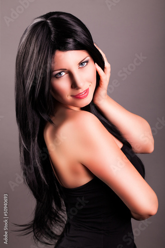 schwarzhaarige frau schwarzhaarige frau