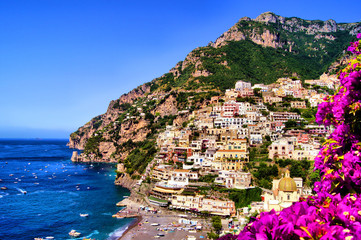 Fototapety  Widok na miasto Positano z kwiatami, Wybrzeże Amalfi, Włochy