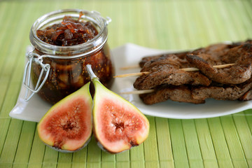 Zwiebel-Feigen-Chutney mit Sojafleischspießen