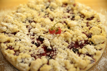 Streuselkuchen mit verschiedenen Waldfrüchten