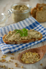 Brot mit vegetarischem Linsenaufstrich