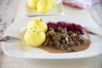 Klöße,Rotkraut und Veganes Gulasch