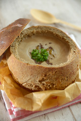 Maronencremesuppe in Brotschale