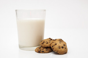 glass of milk and chocolate chip cookies - obrazy, fototapety, plakaty