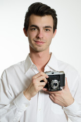 junger Mann mit historischer Kamera in der Hand