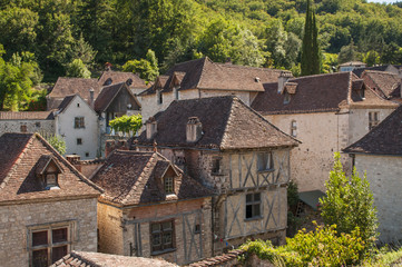 Fototapeta na wymiar Saint-Cirq zaliczana jest do najpiękniejszych we Fran