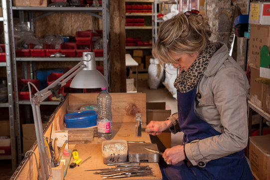 femme travaillant en atelier