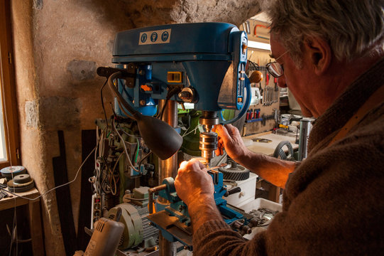 coutellerie-perçage d' une pièce de couteau