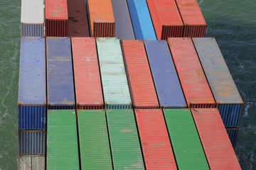 Schiffscontainer auf einem Frachtschiff