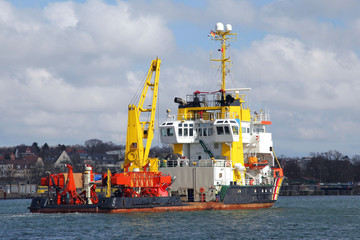 Schlepper und Tonnenleger auf dem kiel Kanal