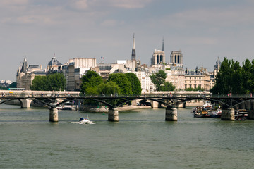 Fototapeta na wymiar Pejzaż z Paryża - Pont des Arts, Paryż, Francja