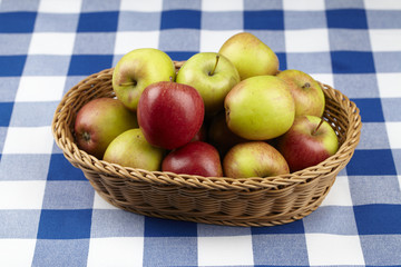 Korb mit Äpfeln