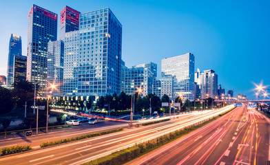 Fototapeta na wymiar lekkie ślady na nowoczesne miasto na zmierzchu w Pekinie, Chiny