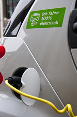 Elektroauto beim Auftanken