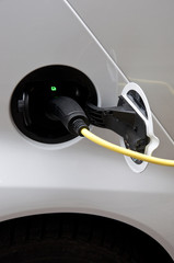 Elektoauto beim Laden-Tankdeckel close-up