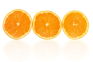Pomarańcz, plaster 3 sztuki na białym tle.