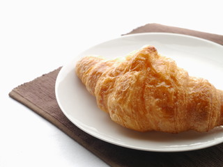 白い皿とクロワッサン
