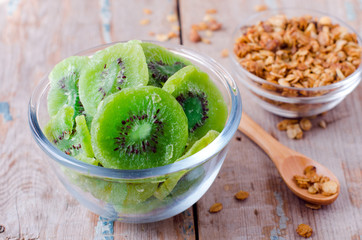Candied fruits from kiwi fruit and muesli