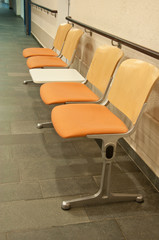 Leere Stühle im Wartebereich