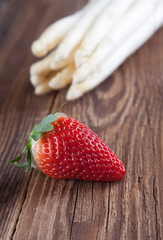 Spargel mit Erdbeeren auf Holz III