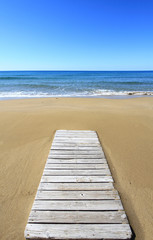 Fototapeta na wymiar Drewniana podłoga, na piaszczystej plaży