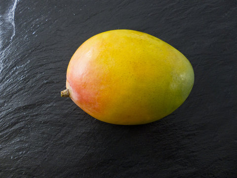 Mango auf Schiefer