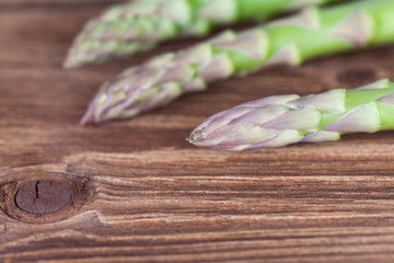 Grüner Spargel auf Holz IV