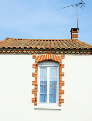 fenêtre ,contour en briquettes sur maison vendéennes