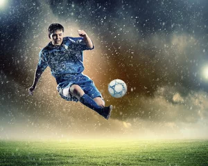 Keuken foto achterwand Voetbal voetballer die de bal slaat