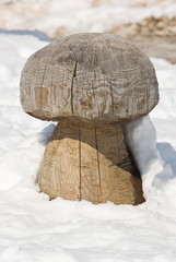 Scultura di legno nella neve