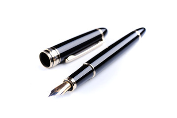 penna stilografica nera su fondo bianco