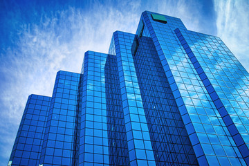 Obraz na płótnie Canvas Skyscraper building with dramatic cloud