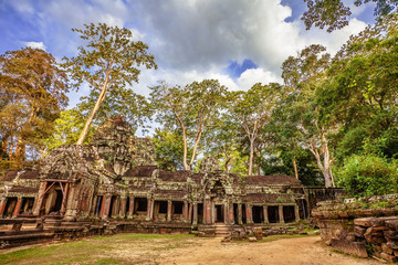 Fototapeta na wymiar Starożytna buddyjska świątynia Khmerów w Angkor Wat