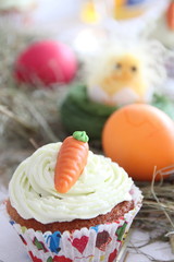 Ostern: Handgemachtes Törtchen / Cupcake und Eier