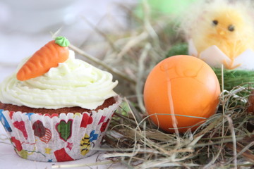 Ostern: Handgemachtes Törtchen / Cupcake + Osterei